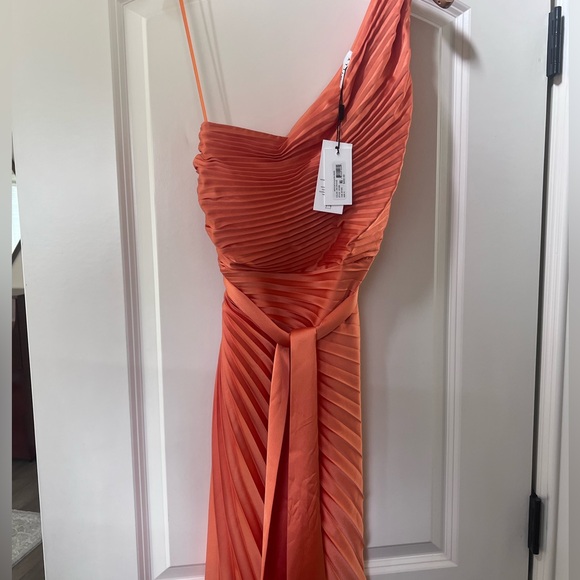 Milly Dress
Brand New
Size 8 - Picture 2 of 3